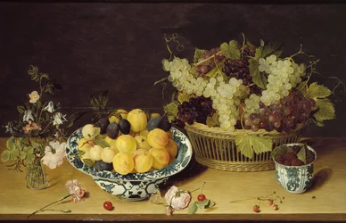 Naturaleza muerta de frutas y flores
